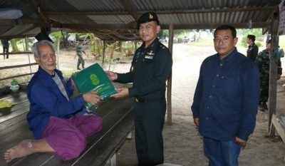 พ.ท.จิรเดช พงษ์สุวรรณ ผบ.ปตอ.พัน.1 รอ. พร้อมทหารดูแลความสงบประจำพื้นที่ลาดหลุมแก้ว ลงพื้นที่แจกผ้าห่มให้กับผู้สูงอายุและคนพิการ