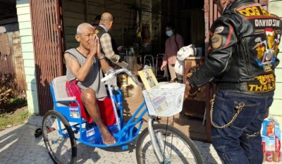 น้ำตาแห่งความหวังลุงพิการถูกตัดขาเพราะเบาหวานผู้ใจบุญนำวีลแชร์ให้