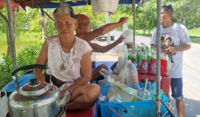 แห่อุดหนุน "ยายตาบอด ตาขาลีบ" พิการแต่สู้ชีวิต ขี่รถพ่วงข้างขายกาแฟ 20 ปี