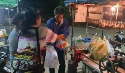 สุดซาบซึ้ง! พ่อค้าหมึกบดอุ้มพ่อพิการวัย 80 เลี้ยงดูบนรถ จยย.พ่วงข้างนาน 23 ปี