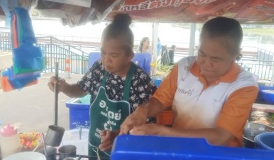สกลนคร แม่ตุ้มแม่ค้าไก่ทอดใจบุญแจกให้คนจนผู้พิการกินฟรีร้านรถเข็นหน้าโรงพยาบาล