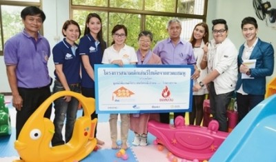 มอบ Green Gift of Learning ซึ่งเป็นสนามเด็กเล่นที่ทำจากพลาสติกรีไซเคิลจากขวดแชมพูของแบรนด์ผลิตภัณฑ์พีแอนด์จี