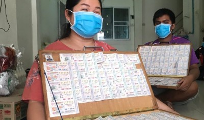 กลุ่มผู้พิการทางสายตา ขายลอตเตอรี่ไม่ได้ ช่วยกันปอกสับปะรดขาย