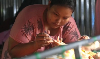 สาวขายผลไม้เลี้ยงลูกพิการ ลงทะเบียนเราไม่ทิ้งกัน AI บอกเป็นนักศึกษา