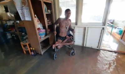 สุดลำบาก ชายพิการขาลีบนอนไม้กระดาน5แผ่น หลังน้ำท่วมบ้านนับเดือน วอนหน่วยงานเร่งช่วยเหลือ