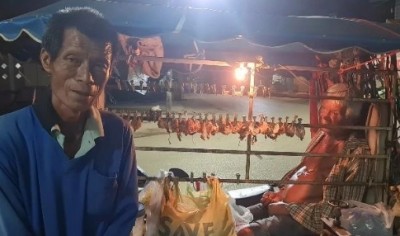 สุดซาบซึ้ง! พ่อค้าหมึกบดอุ้มพ่อพิการวัย 80 เลี้ยงดูบนรถ จยย.พ่วงข้างนาน 23 ปี