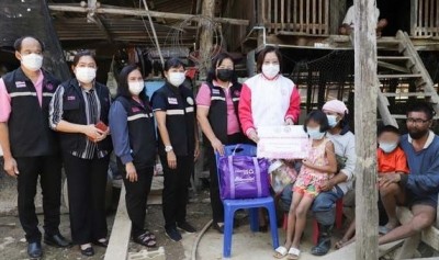 พม.สุโขทัยรุดช่วย2ยายพิการขายเมี่ยงวัย 88 และ 2 หนูน้อยนอนในโรงบ่มใบยาสูบ