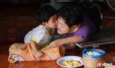 คุณแม่ร่างกายพิการแต่กำเนิด แต่หัวใจแกร่ง แต่ยังเลี้ยงลูก 2 ขวบ ป่วยกระดูกพรุน
