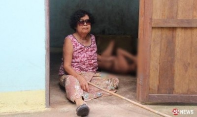 นางจำกูล นุชกระโทก อายุ 79 ปี กำลังดูแลหลานพิการ