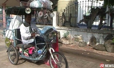 นายถวิล พรามณี อายุ 42 ปี พิการขาลีบนั่งรถเข็นเก็บของเก่าขาย