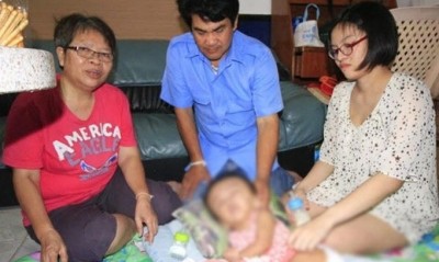 ดั่งมรสุมซัดสาด เด็กขวบเศษพิการหัวโต แม่ไลฟ์ขายขนม-ตาขับแท็กซี่หาเงิน