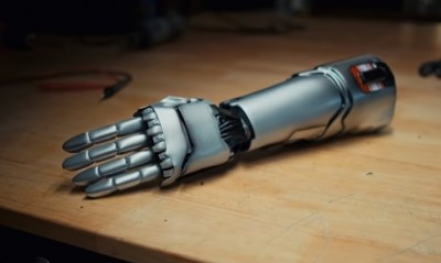 แขนกลของ Johnny Silverhand ในเกม Cyberpunk 2077 เมื่ออยู่ในโลกแห่งความเป็นจริงจะเป็นยังไง