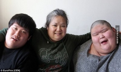นางหม่า เสี่ยว ชิว และลูกๆแฝดคู่ซึ่งมีอาการออทิสติก ตั้งแต่กำเนิด