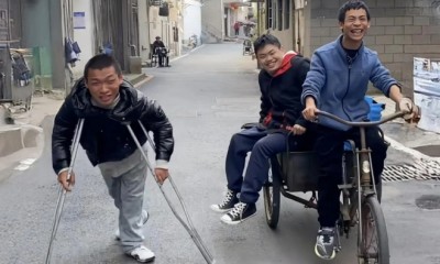 3 หนุ่มจีนผู้ไม่ย่อท้อต่อชะตาชีวิต แม้ &'สมองพิการ&' แต่ช่วยกันทำมาหากิน สร้างแรงบันดาลใจให้ผู้คนมากมาย