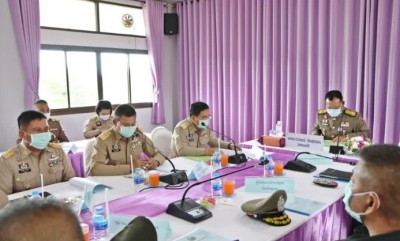 องคมนตรี เชิญสิ่งของพระราชทาน มอบแก่ราษฎรที่ประสบวาตภัย จากอิทธิพลพายุ "ซินลากู" ในพื้นที่จังหวัดชุมพร