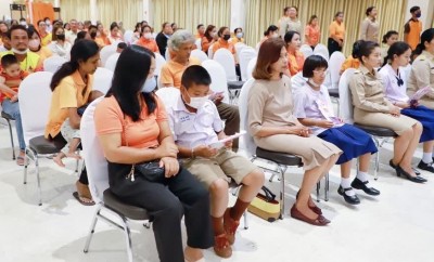 จังหวัดสุราษฎร์ธานีจัดพิธีมอบทุนสนับสนุนการศึกษาแก่เด็กพิการในมูลนิธิคุณพุ่ม ปีการศึกษา 2566