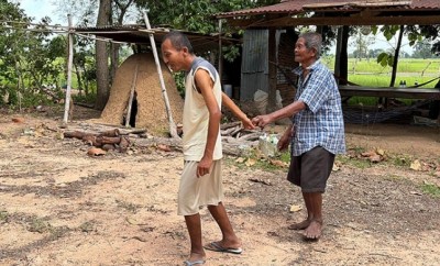 สุดสงสาร! คุณตาบุรีรัมย์ 85 ตาบอดสองข้าง หลานพิการสมองหาข้าวน้ำให้กิน ชีวิตสุดลำบาก แต่หลุดสิทธิบัตรคนจน