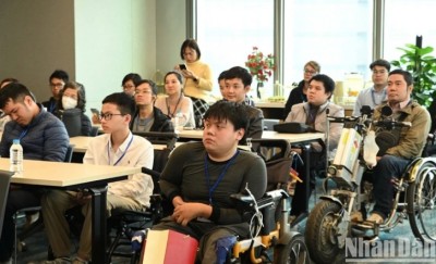 Microsoft สนับสนุนเยาวชนเวียดนามที่มีความพิการในการเคลื่อนไหว "การศึกษาดิจิทัลสำหรับทุกคน"