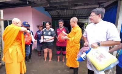 พระมาโปรดฝ่าน้ำท่วมถึงหน้าบ้าน มอบถุงยังชีพช่วยผู้สูงอายุ ผู้ป่วยติดเตียง ผู้พิการ 7 ตำบลคลองหลวง