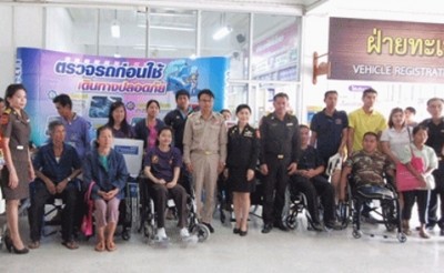 ขนส่งจังหวัดแพร่ มอบอุปกรณ์ช่วยเหลือผู้พิการ อันเนื่องมาจากการประสบภัยจากการใช้รถใช้ถนน ประจำปีงบประมาณ 2558