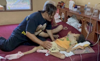 สุดเวทนาน้องเกรซ หายใจเองไม่ได้ พ่อทิ้งหลังรู้พิการ แม่อาศัยข้าวโรงทานช่วย 4 ชีวิตให้รอด