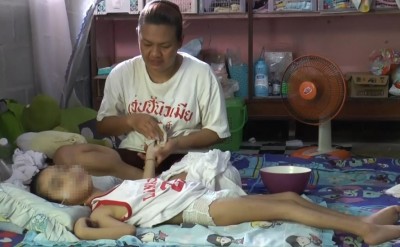 สุดเวทนา! แม่ลูก 3 สามีติดคุก อาศัยข้าวก้นบาตรเลี้ยงลูกพิการประทังชีวิต