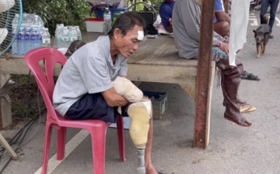 "ลุงเชน" พิการแขน-ขาเผยเหตุไม่กล้าลงเรือ เดินลุยน้ำท่วมเข้า-ออกบ้านทุกวัน