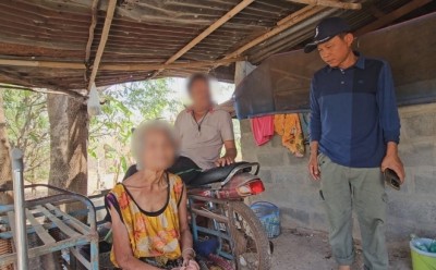 รันทดหนุ่มพิการสมองเลี้ยงดูแม่วัยชรา ซ้ำหดหู่ใจ! ชาวบ้านลือเป็นปอบ