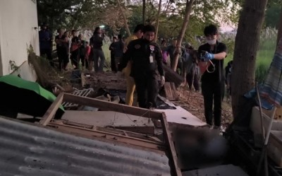 สลด! หนุ่มพิการผูกเปลนอน กำแพงบ้านล้มทับดับคาที่