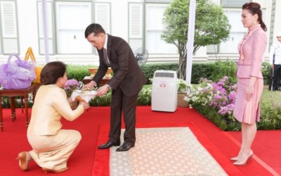 ในหลวง-พระราชินี พระราชทานวโรกาสให้คุณหญิงพจมาน ถวายรถรักษาอัมพาตเคลื่อนที่