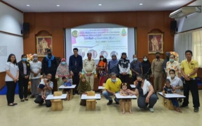 ศอ.บต. ขับเคลื่อนกิจกรรมมอบอุปกรณ์ฟื้นฟูสมรรถภาพ ผู้พิการสนองแนวพระราชดำริฯ “เก้าอี้สุขใจสู่รองเท้าสั่งตัด ปีที่ 4” ในพื้นที่ จชต.