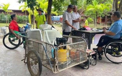 ผู้พิการช่วยชาวเชียงรายซ่อมเครื่องใช้ไฟฟ้าถูกน้ำท่วม