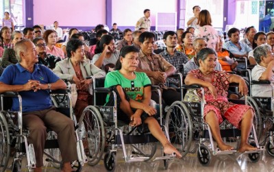 เหล่ากาชาด จ.สระแก้ว มอบวีลแชร์สำหรับผู้พิการและผู้สูงอายุที่ยากไร้