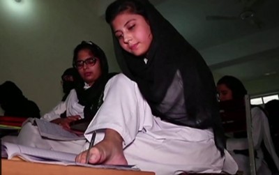 พิการ : วัยรุ่นหญิงไร้แขนชาวปากีสถานผู้ไม่ยอมให้อุปสรรคทางกายหยุดยั้งการเดินตามฝัน