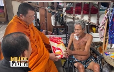 “พระครูป้อม” พระผู้ให้แห่งเมืองชลฯ ตระเวนมอบสิ่งของบรรเทาทุกข์-ปันสุขผู้เดือดร้อนยากไร้-ผู้ป่วยติดเตียง-ผู้พิการ!