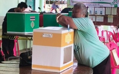 หญิงโพธาราม พิการแขนทั้งสองข้าง เดินทางมาใช้สิทธิเลือกตั้ง ยันไม่ทิ้งหน้าที่พลเมือง