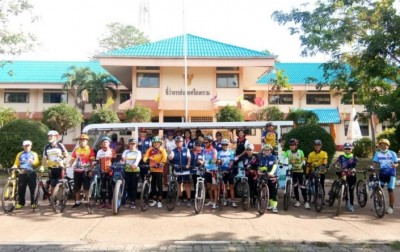 นายอำเภอศรีสงคราม จัดกิจกรรมปั่นปั่นรักฮักแพงมอบถุงยังชีพให้ผู้ป่วยติดเตียงตำบลนาคำ