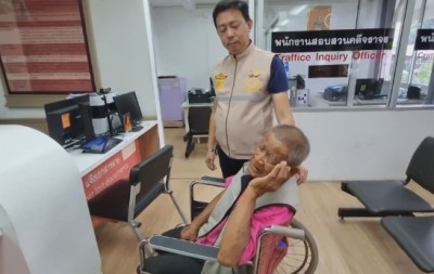 ถ้าเป็นสมัยหนุ่มๆ ดวงกุดแน่! เปิดกล้องวงจปิดล่าโจรฉกกระเป๋าเงินคุณตาพิการวัย 85 อดีตนักมวยไทย ‘ขุนเข่า สลาตัน’