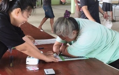 หญิงโพธาราม พิการแขนทั้งสองข้าง เดินทางมาใช้สิทธิเลือกตั้ง ยันไม่ทิ้งหน้าที่พลเมือง