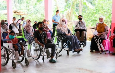 ศอ.บต. ร่วมกับมูลนิธิอบิลิส ประเทศฟินแลนด์ และสมาคมส่งเสริมศักยภาพสตรีพิการ มอบถุงยังชีพแก่คนพิการ 4 จชต.