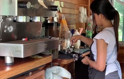 สาวพิการทางการได้ยิน สู้ชีวิตเปิดร้านขายน้ำ ใช้วิธีอ่านปากลูกค้ารับออเดอร์