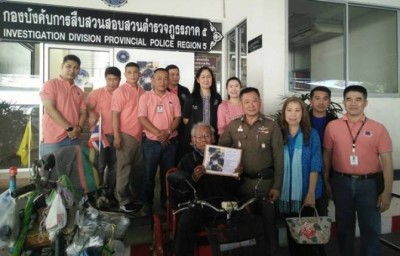 ผู้กำกับใจดีมอบรถให้คนพิการ