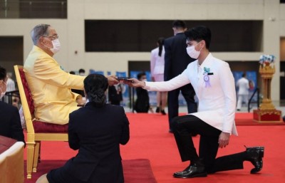 “อิสร์ – อิสรพงศ์” ศิลปินแกรมมี่ เข้ารับโล่จากสภาสังคมสงเคราะห์ฯในงานวันคนพิการ ครั้งที่ 52 ประจำปี 63