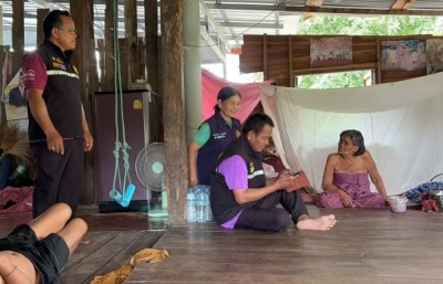 ยายวัย 91 ปี เลี้ยงลูกพิการ 4 คน ไม่ผ่านเกณฑ์รับสิทธิบัตรคนจน
