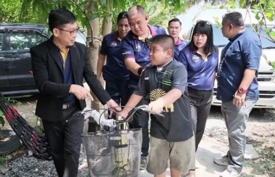 แบกข้าวสาร อาหารแห้ง ช่วยครอบครัวชีวิตลำบากเติมฝันจักรยานคันใหม่ให้ลูก8ขวบปั่นกลับช่วยแม่เลี้ยงน้องพิการ
