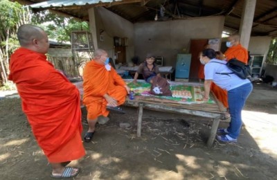 นายกอบต.จับมือพระช่วยพ่อเฒ่าพิการสู้ชีวิต