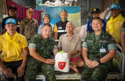 "วันกองทัพเรือ" ผู้บังคับหน่วยเฉพาะกิจ นาวิกโยธินตราด มอบถุงยังชีพให้แก่ผู้สูงอายุ ผู้พิการ และผู้ป่วยติดเตียง