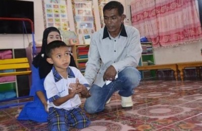 ชมเด็ก6ขวบกตัญญูกายพิการคลานไปเรียนหวังเลี้ยงพ่อแม่