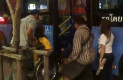 ชื่นชม'น้ำใจคนไทย' ช่วยคนพิการเข็นวิลแชร์ขึ้นรถเมล์