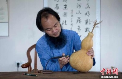 คนพิการสู้ชีวิต-นักวาดภาพบนน้ำเต้า